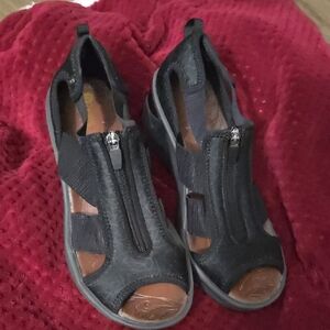 Bzees Black Women's Zip Front Comfort Sandals 8.5. Style DUET